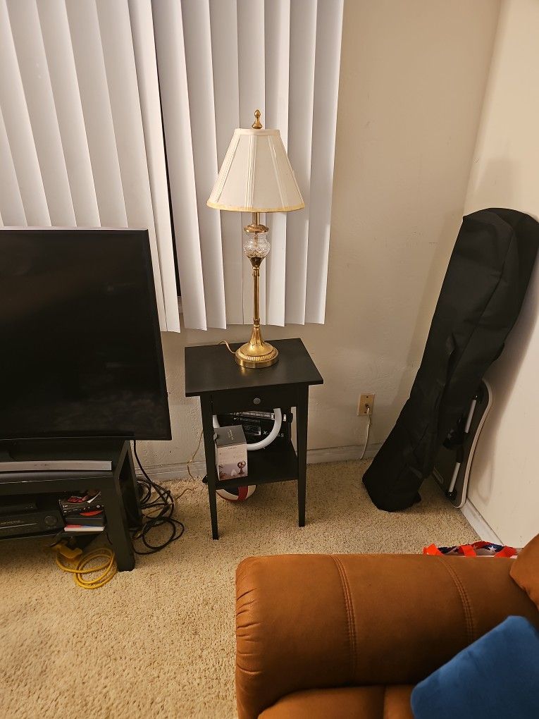 A BEAUTIFUL CHERRY WOOD TABLE WITH LAMP