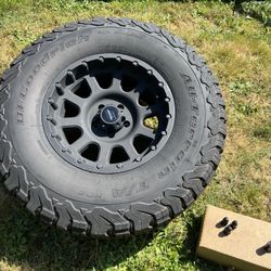 1 BFGoodrich T/A ko2 315/70r17 35” on a Pro Comp Bandido wheel