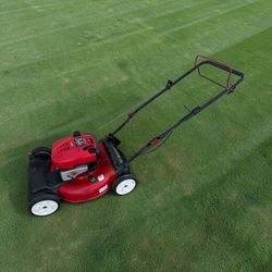 *For Parts or Repair* Troy-Bilt 21” Self Propelled 190cc Briggs Stratton Engine Gas Powered Lawn Mower. Missing air filter assembly see pics.