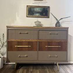!!SOLD!!Adorable Mid Century Dresser 