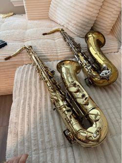 Tow saxofones