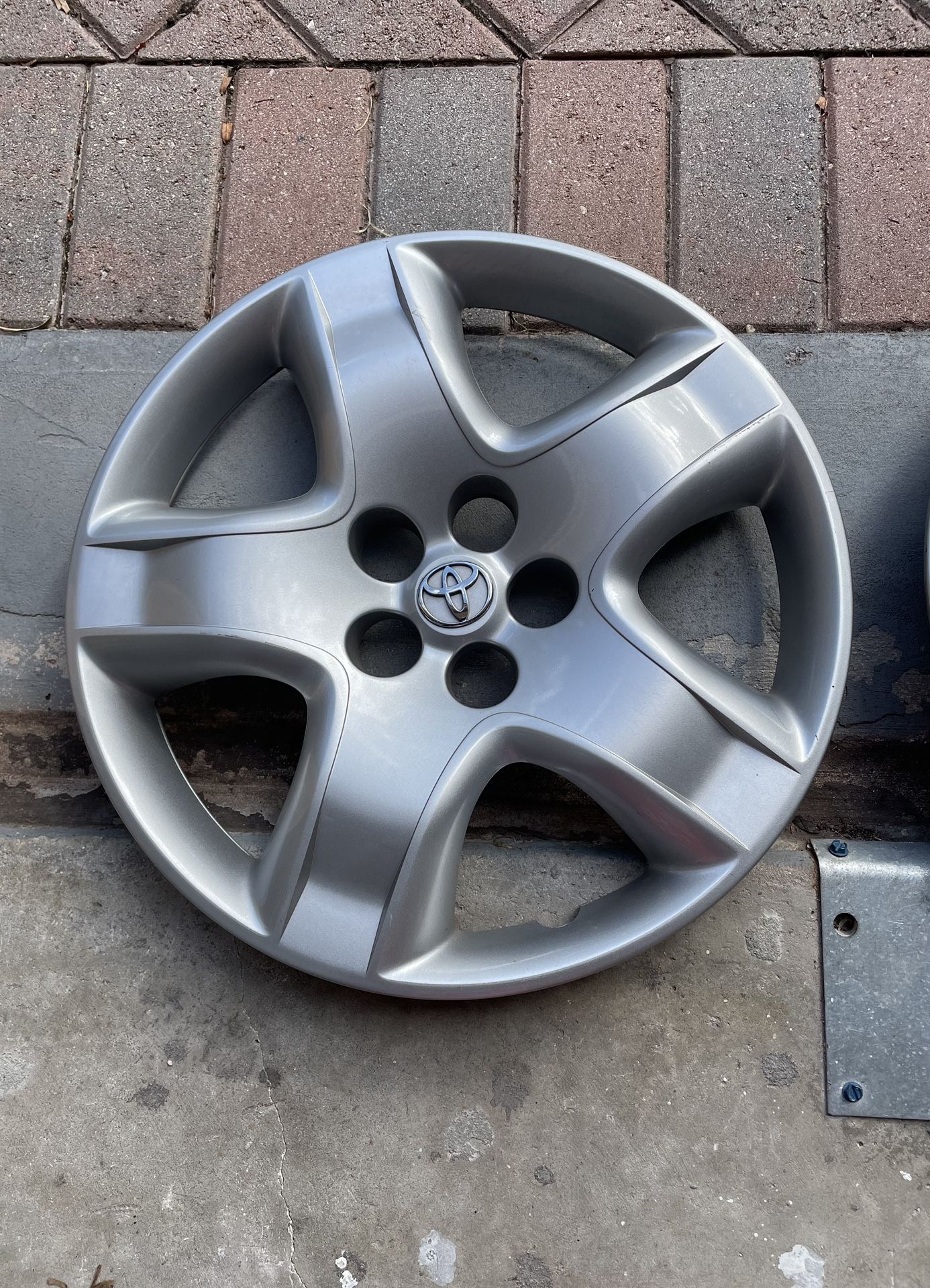 Toyota Matrix Corolla 04 - 08 Wheel Cover 3 Pcs