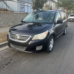 2011 Voltswagon Routan SE