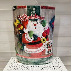 2016 Bucilla Here Comes Santa Felt Christmas Wall Hanging Kit NOS Sealed Package