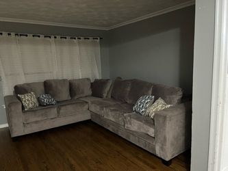 Gray L-Shaped Sectional Couch / Sofá Seccional Gris en Forma de L