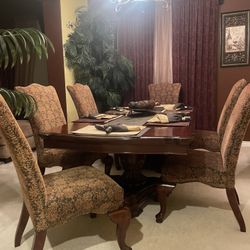 Beautiful solid wood dinning / dining table along with six elegant matching comfortable chairs. 