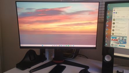 24'' Monitor - adjustable height and angle