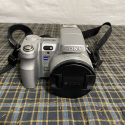 Sony Cyber-shot DSC-H7 8.1MP 15x Zoom Digital Camera w/Case & Remote
