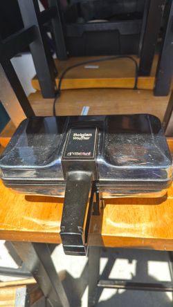 WAFFLE MAKER- like new