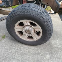Is set of 4 Ford 8 log 18" aluminum wheels with new 2 75 70 18" tires