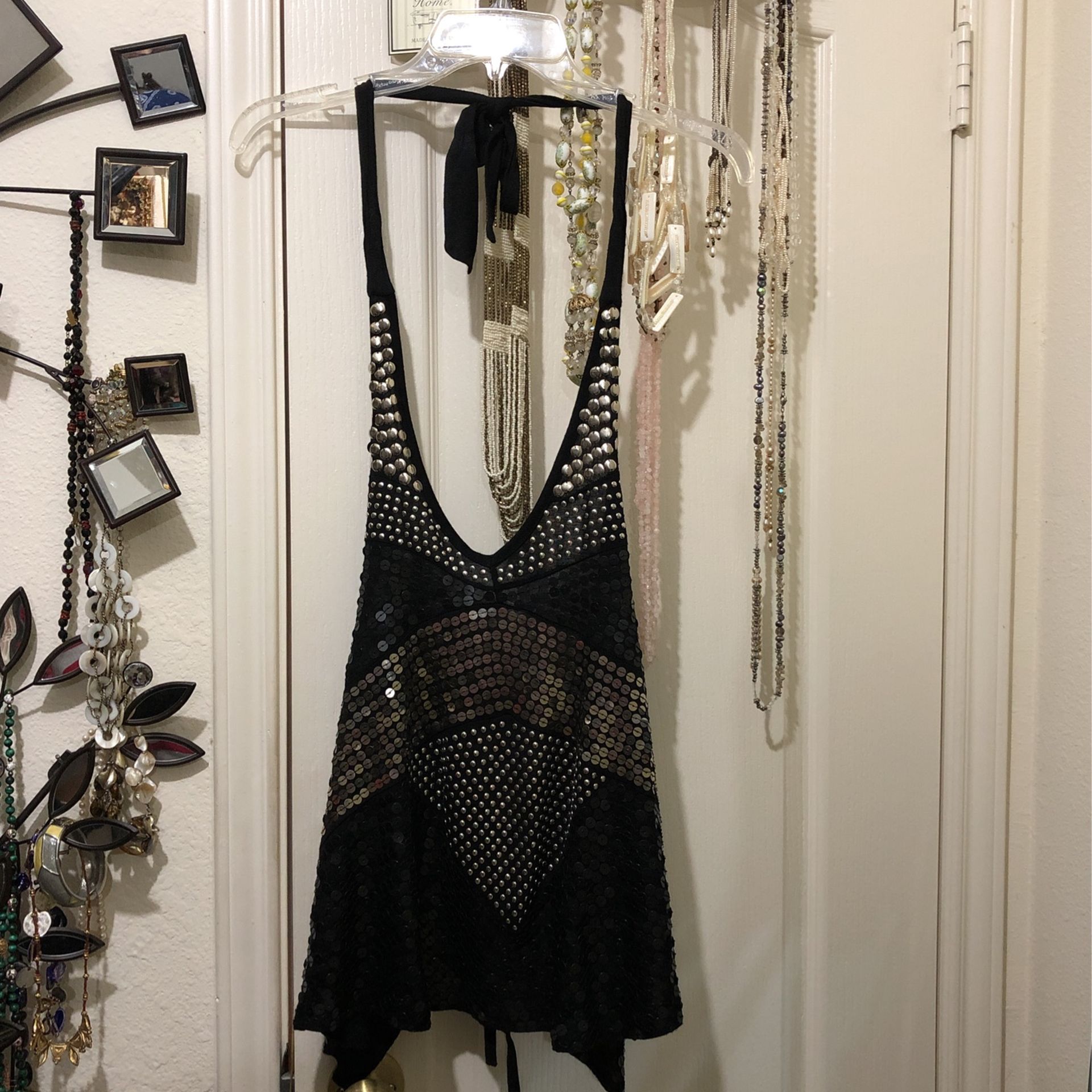 WOMENS HALTER TOP .