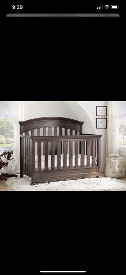 Convertible baby crib