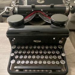 VINTAGE ROYAL TYPEWRITER