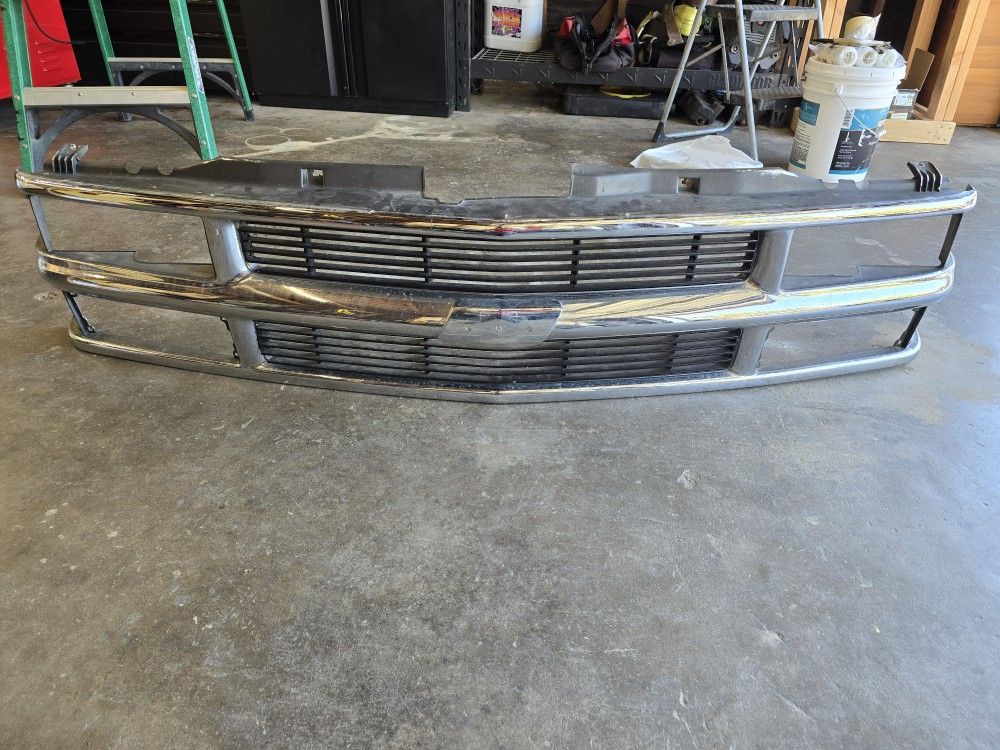 1994-99 Chevy C1500 Grille (Needs Some Work)