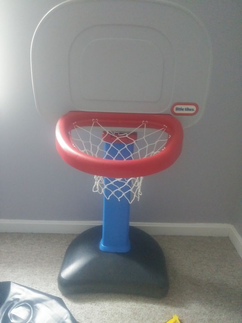 Kids indoor/outdoor adjustable basketball hoop