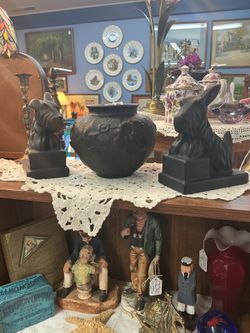 Scottie Cambridge Satin Amethyst/ Black Glass Scottie Dogs bookends- Located in Shelton