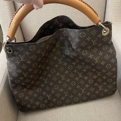 Louvi Vuitton Artsy MM