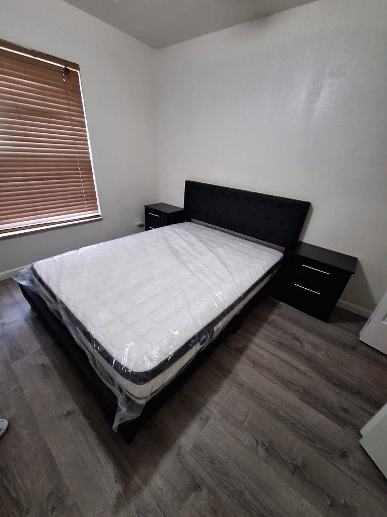 QUEEN SIZE BED, MATTRESS AND TWO NIGHTSTANDS  🆕️