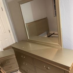 Full sized dresser with mirror- 6 drawers well kept