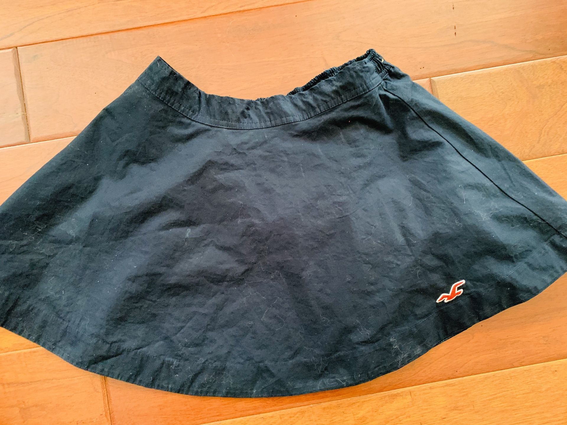 New very pretty dark blue ladies large Hollister skirt with elastic band and built-in slip.