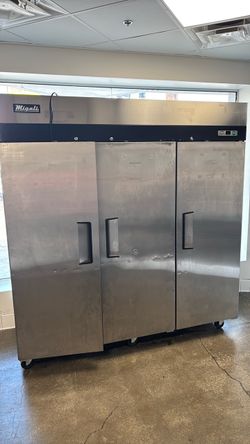 Reach in freezer, 3-door
