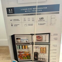 VISSANI Mini Refrigerator / Mini Fridge 