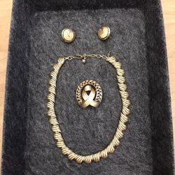 Vintage Trifari Signed Gold Tone Necklace, Brooch & Clip On Earrings