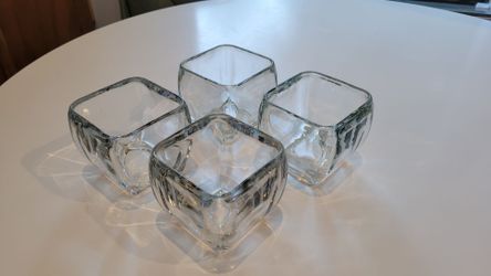 4 matching vases NEW