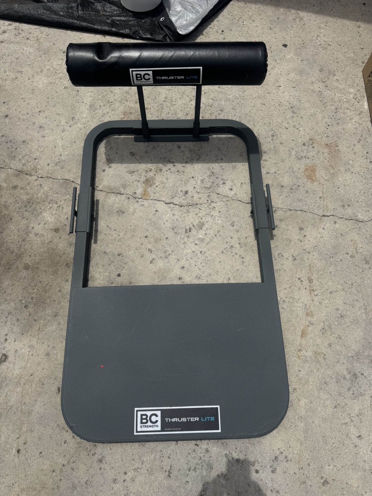 Hip thruster machine