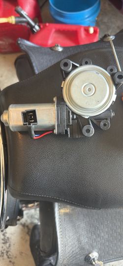 2007 Town & country driver side window motor