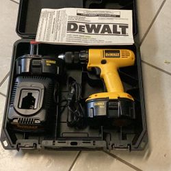 Brand new DEWALT 18V  1/2” Drill Driver w/ Case 2 Batteries and Charger DW959