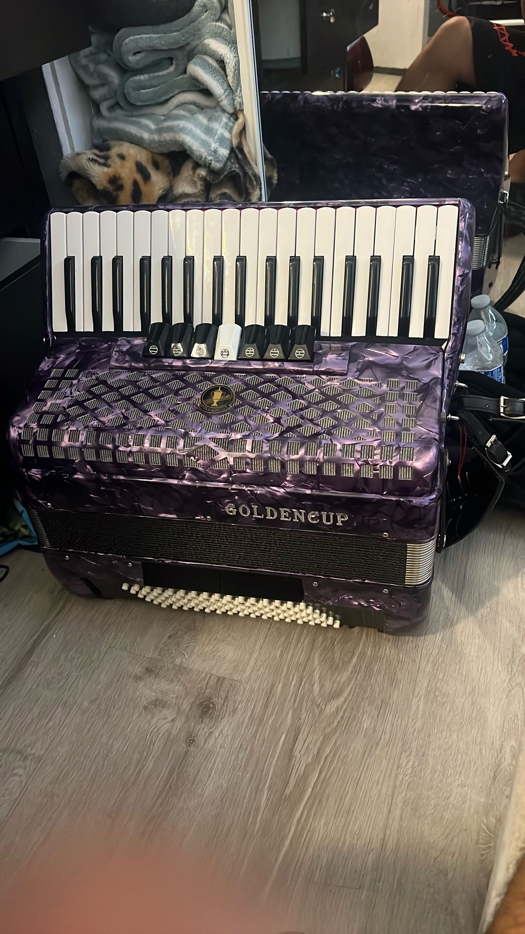 acordion comes with case