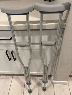 Kids crutches 4’6”-5’2”