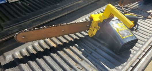 3 chainsaws (1 gas doesn't start, and 2 electric)