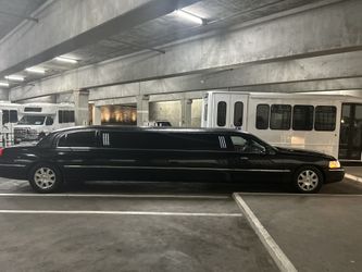 10 Passenger Limo