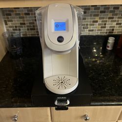 Keurig 2.0 with Coffee Pod Holder