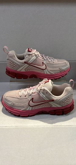 NIKE WOMANS VOMERO 5 “SILT RED”