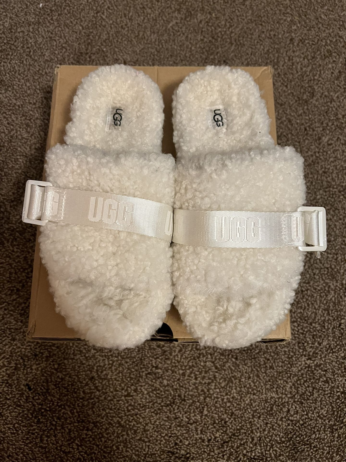 UGG SLIPPERS - Size 8