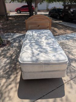 Twin bed w/Headboard