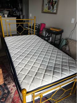 Twin Bed & Hybrid Mattress: EXCELLENT condition & used less than five times