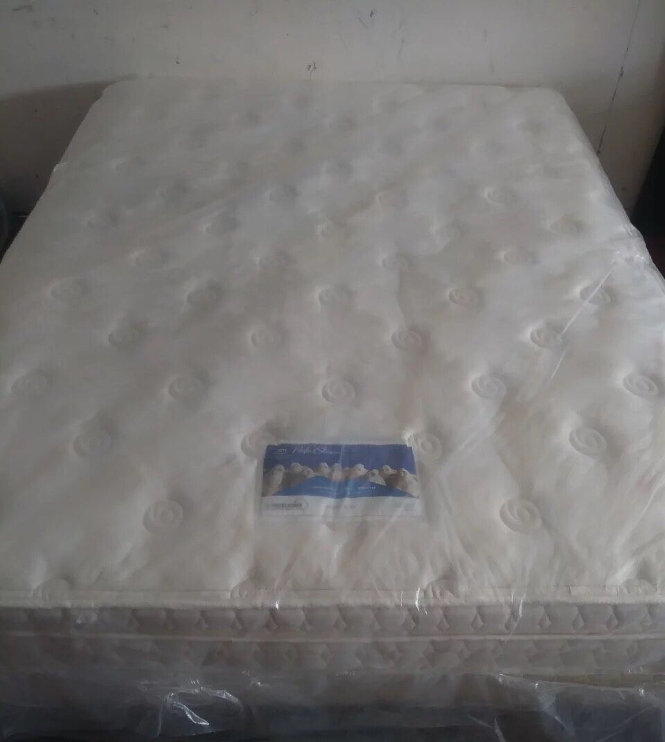 Queen Serta 12” pillowtop mattress with Box Set