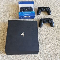 PS4 Pro 1TB + 3 Controllers