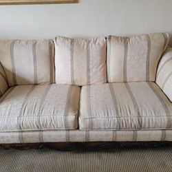 Elegant Stripped Sofa In Excellent Condition