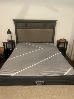 Queen Beautyrest Black Hybrid X-Class Plush Luxury Matress - Excellent Condition