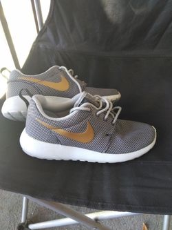 Brand New Women's Nike Roche