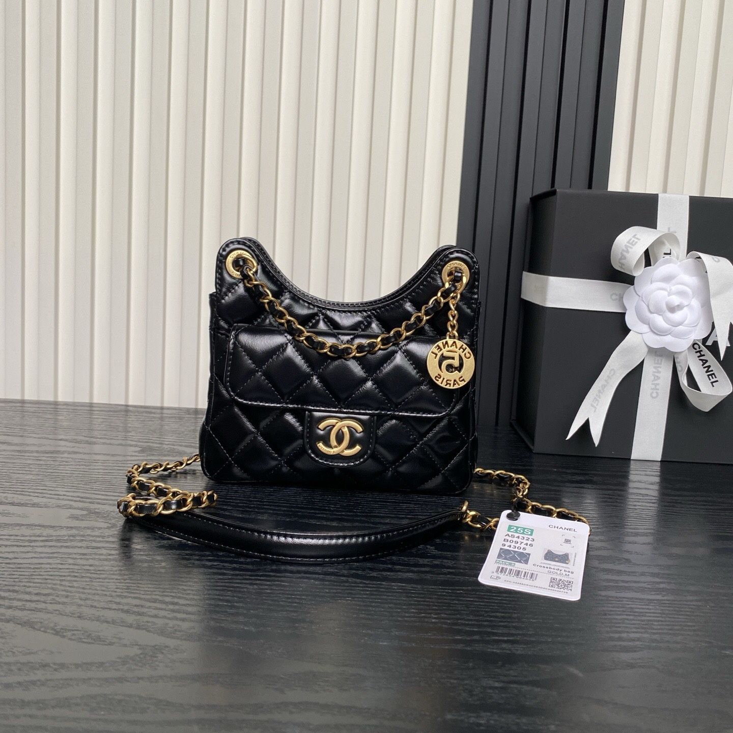 Classic retro style shoulder bag