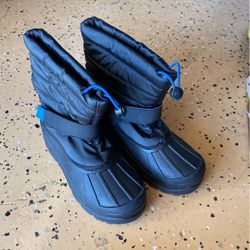 For Sale: New Snow Boots Size 6 Men $30