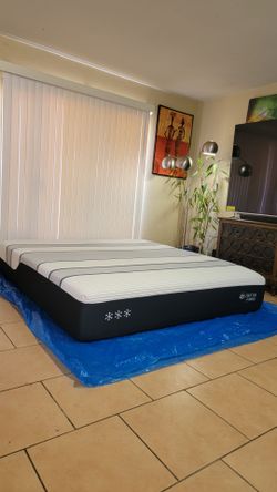 VERY NICE LIKE NEW KING SIZ3 SERTA ISERIES HYBRID PLUSH MATTRESS FOR SALE! IN EXCELLENT CONDITION, FREE DELIVERY