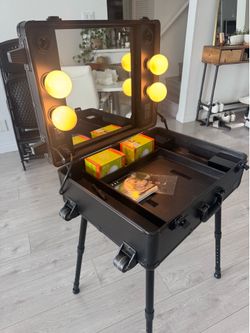 Professional Rolling Makeup Train Case with Lighted Mirror