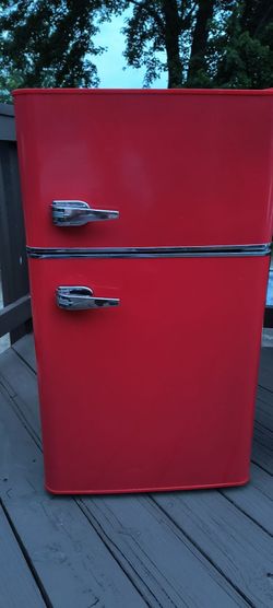 Insignia - 3.1 Cu. ft. Retro Mini Fridge with Top Freezer - Rod Red